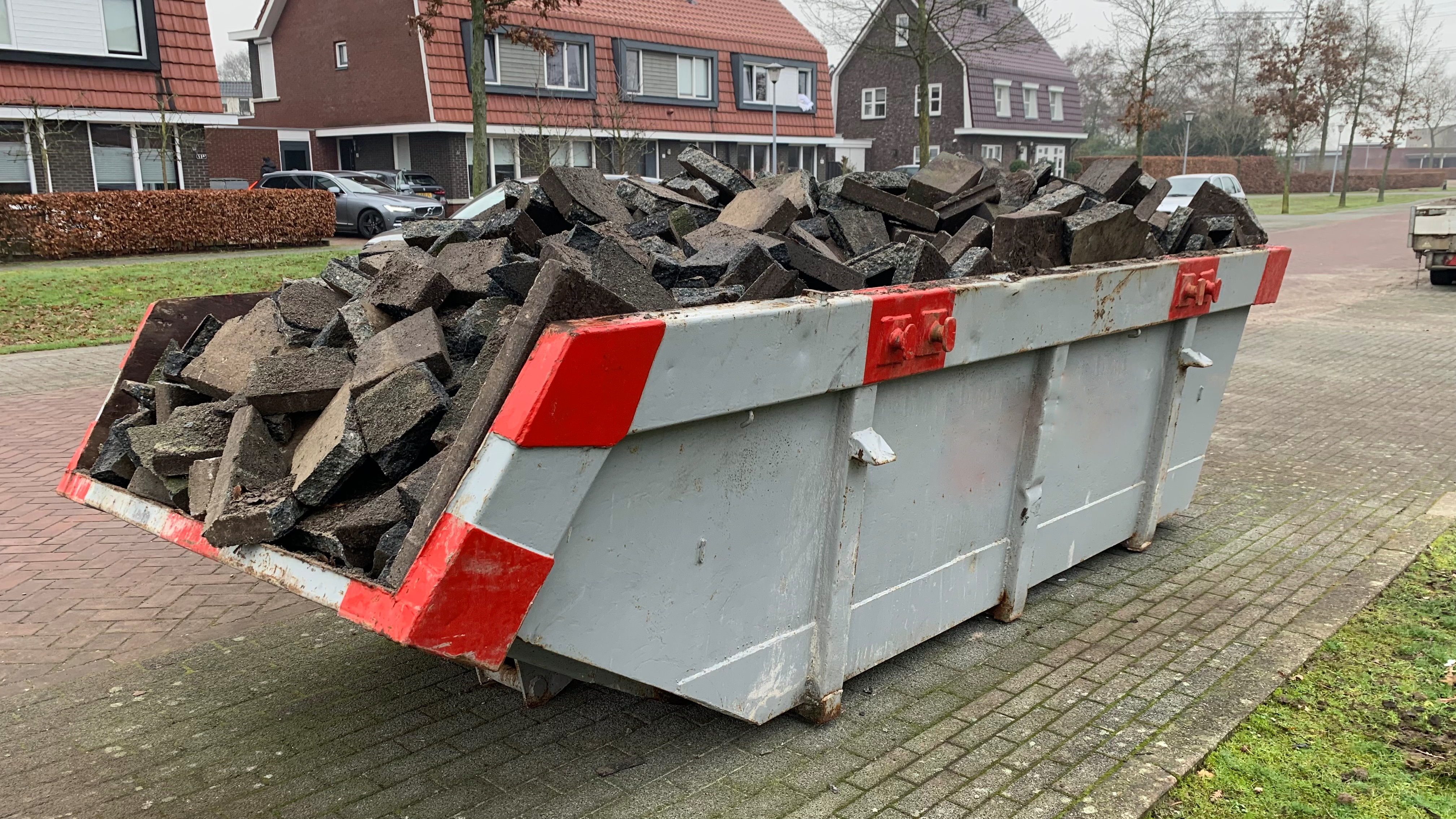 Gevulde puincontainer