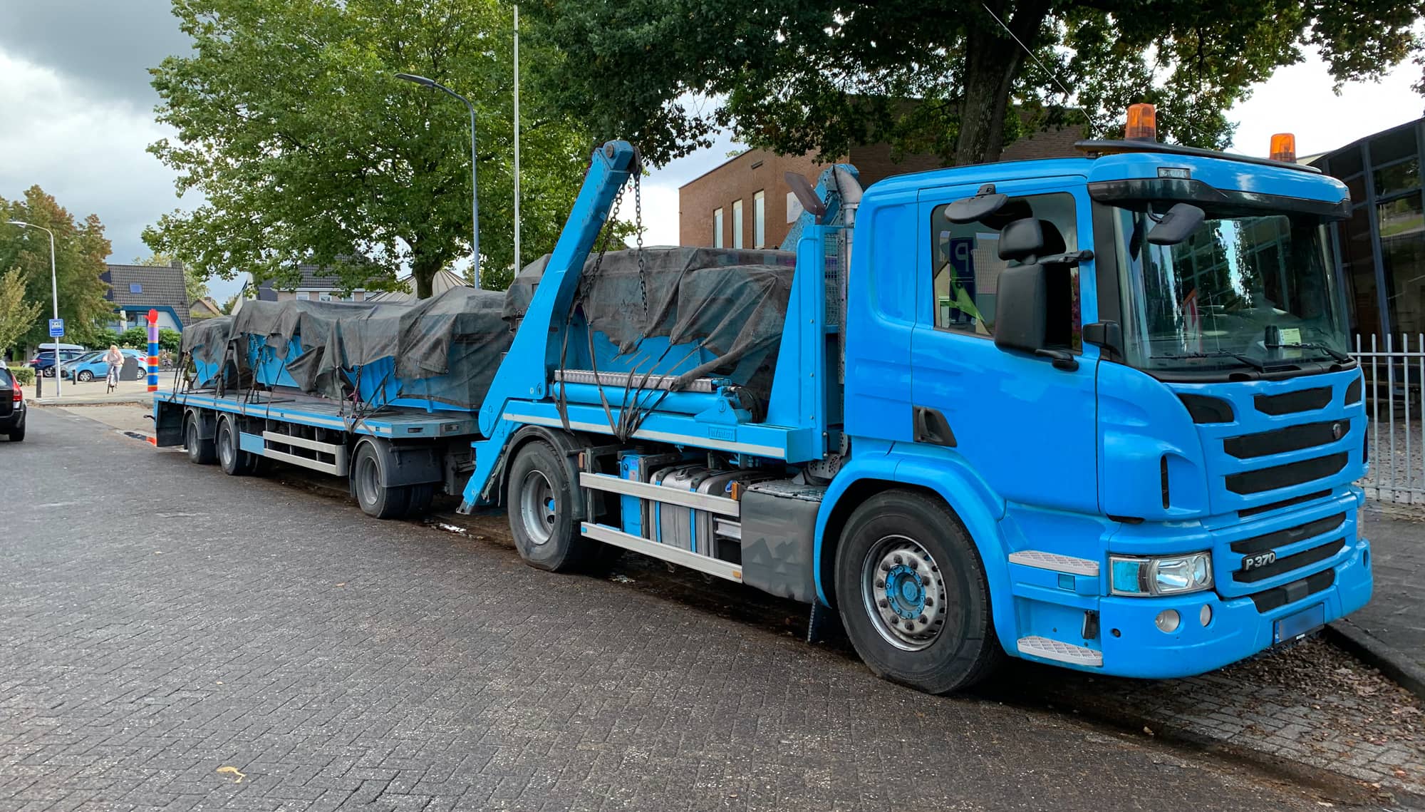 Kilka kontenerów Afzetbak.nl na ciężarówce