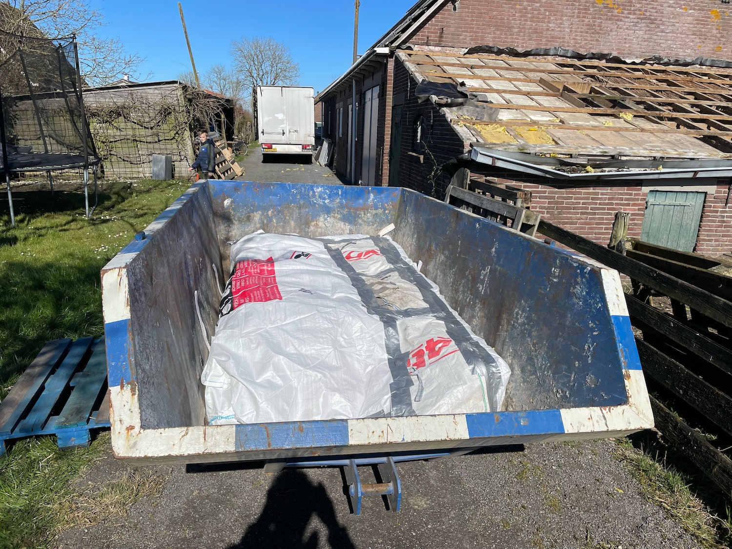 Asbest container met een inliner om asbest in te plaatsen